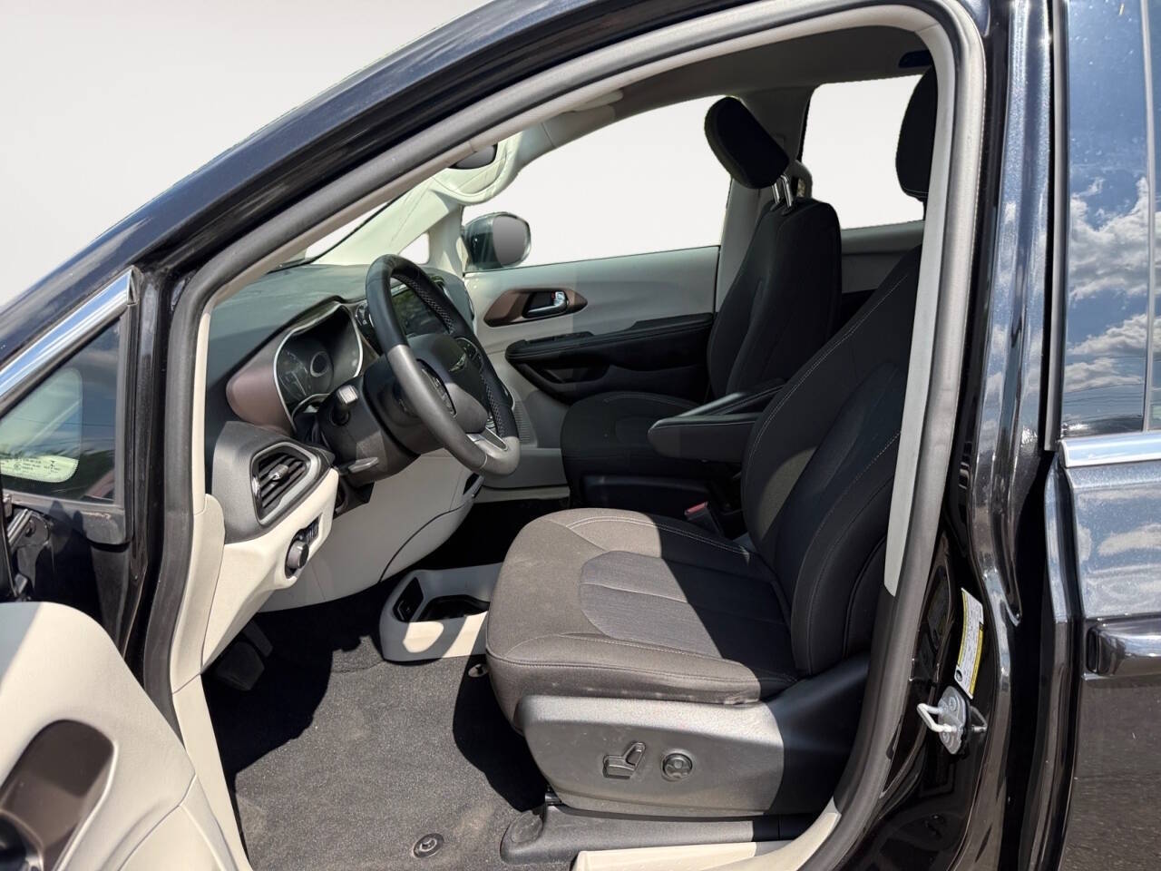 2022 Chrysler Voyager LX 4dr Mini Van