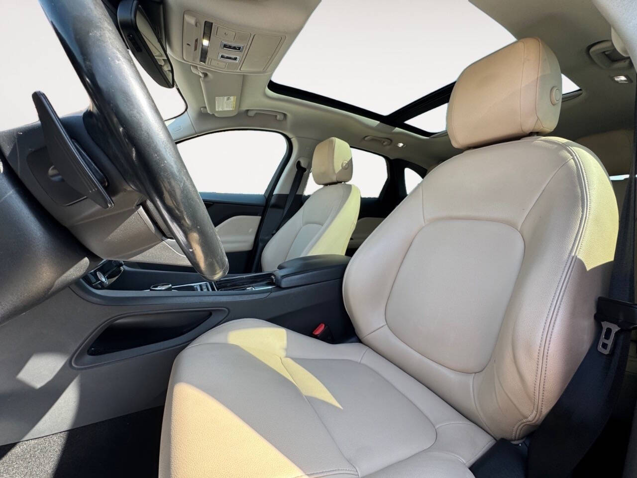 2018 Jaguar F-PACE 25t Premium AWD 4dr SUV